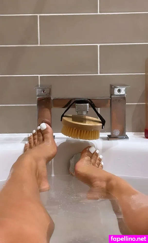 Amber Chuter Rose Footprincessx2 1