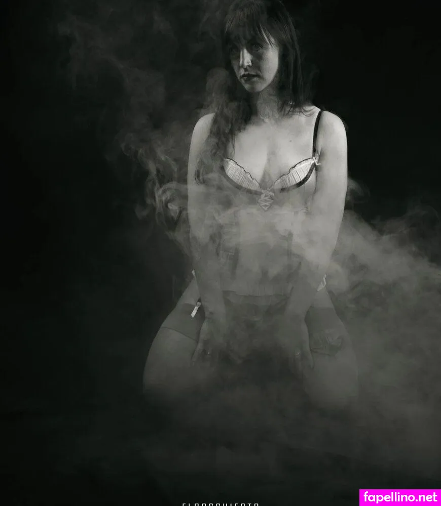 Colle Ct Moments Model Mom