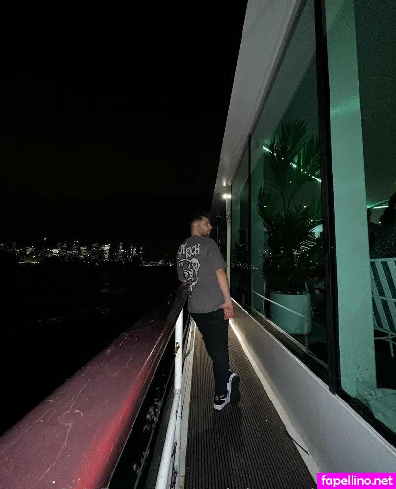 Curly Brown Hairdude