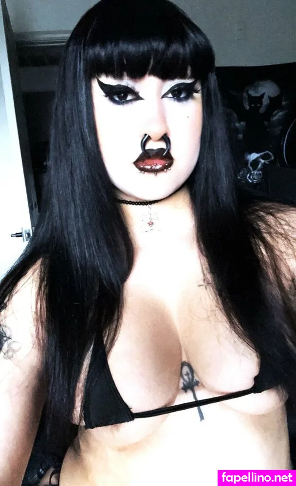 Gothic Vampire Vixen