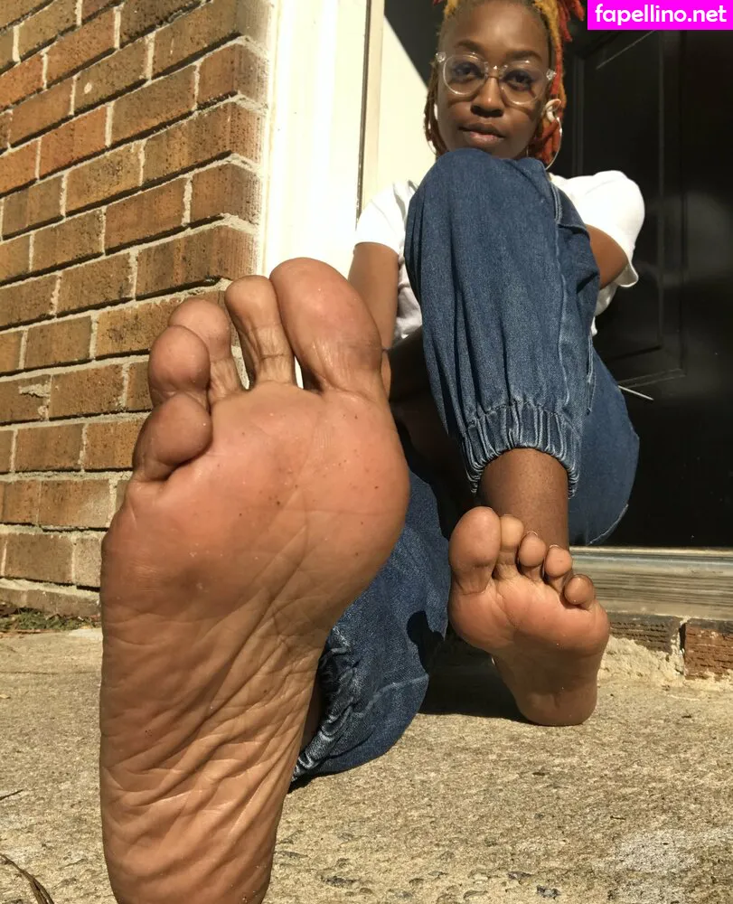 Littleebonyfeet