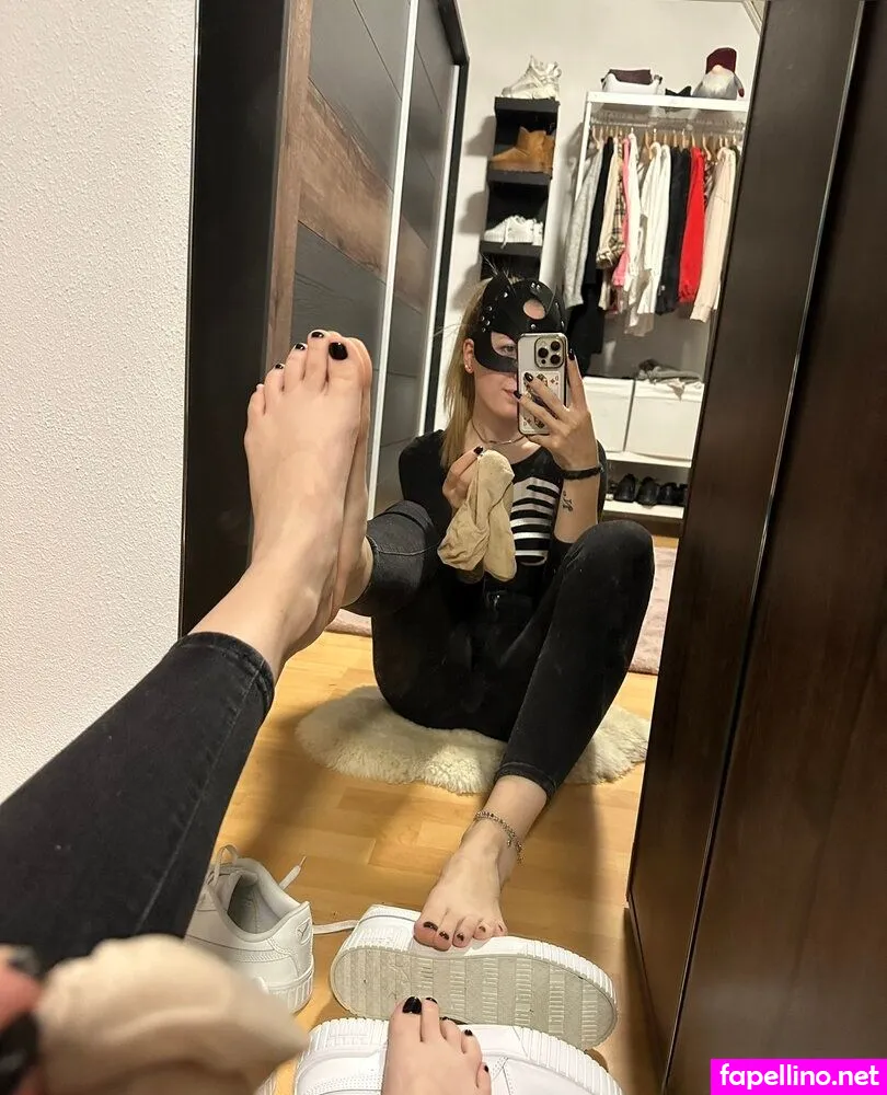 Socksfeet Mistress Nina
